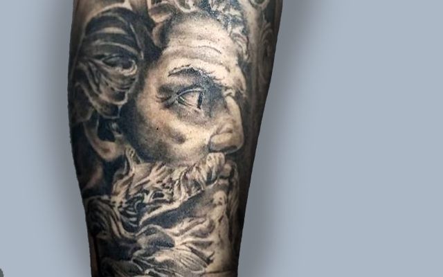 Tatuagem realista em preto e cinza realizada na NT Tattoo